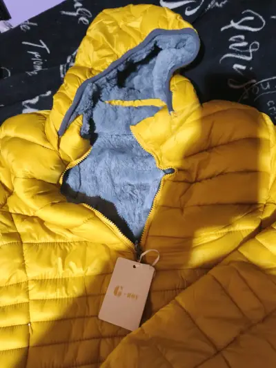 Chaqueta amarilla acolchada con capucha - miniatura 2