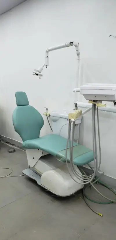 Silla dental con accesorios - miniatura 1