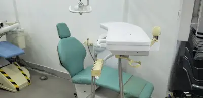 Silla dental con accesorios - miniatura 2