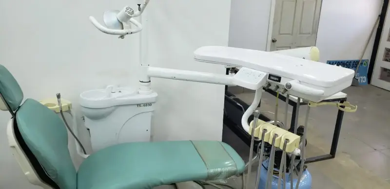 Silla dental con accesorios - 3