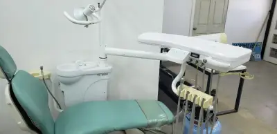 Silla dental con accesorios - miniatura 3