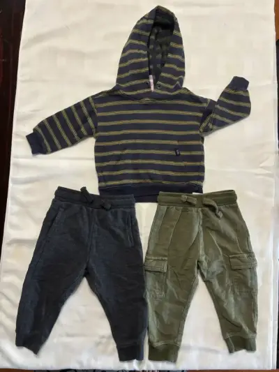 Conjunto de ropa infantil a rayas - miniatura 1