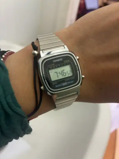 Reloj digital Casio plateado - miniatura 1