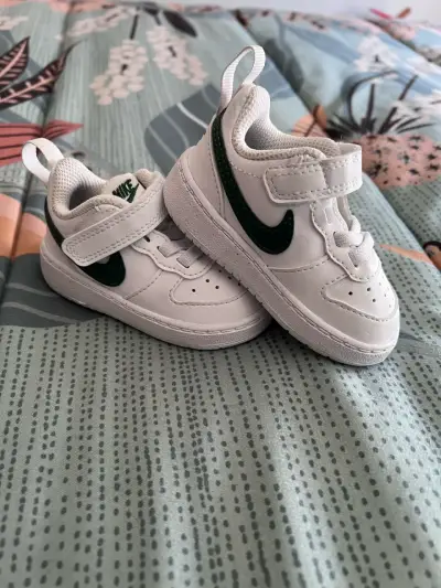 Zapatillas bebé blancas con logo - miniatura 1