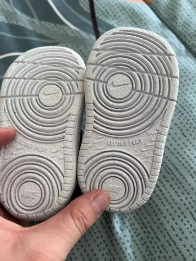 Zapatillas bebé blancas con logo - miniatura 2