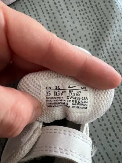 Zapatillas bebé blancas con logo - miniatura 3