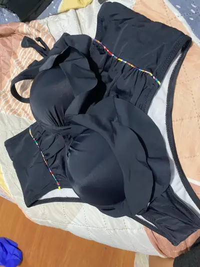 Bikini negro con detalles coloridos - miniatura 1