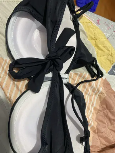 Bikini negro con detalles coloridos - miniatura 2