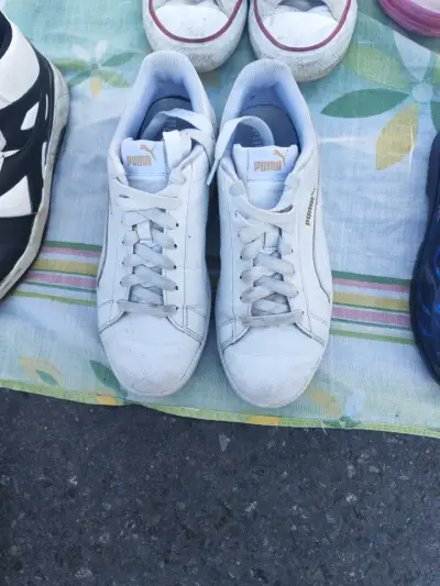 Zapatillas blancas Puma usadas - miniatura 1