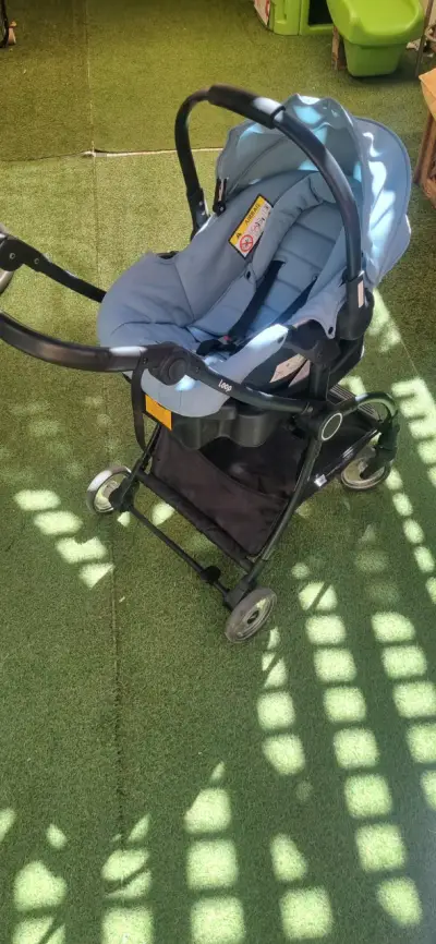 Coche de bebé con silla azul - miniatura 1