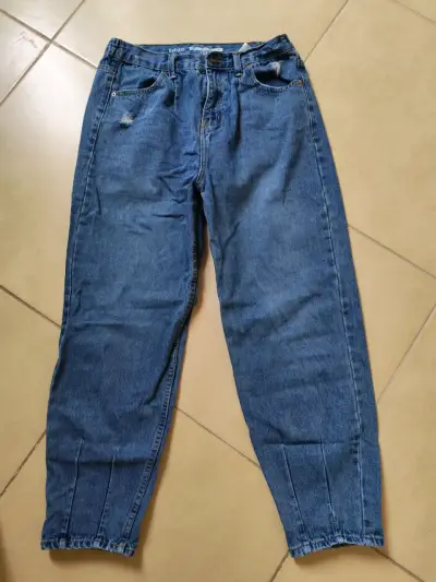 Jeans azules con desgaste - miniatura 1