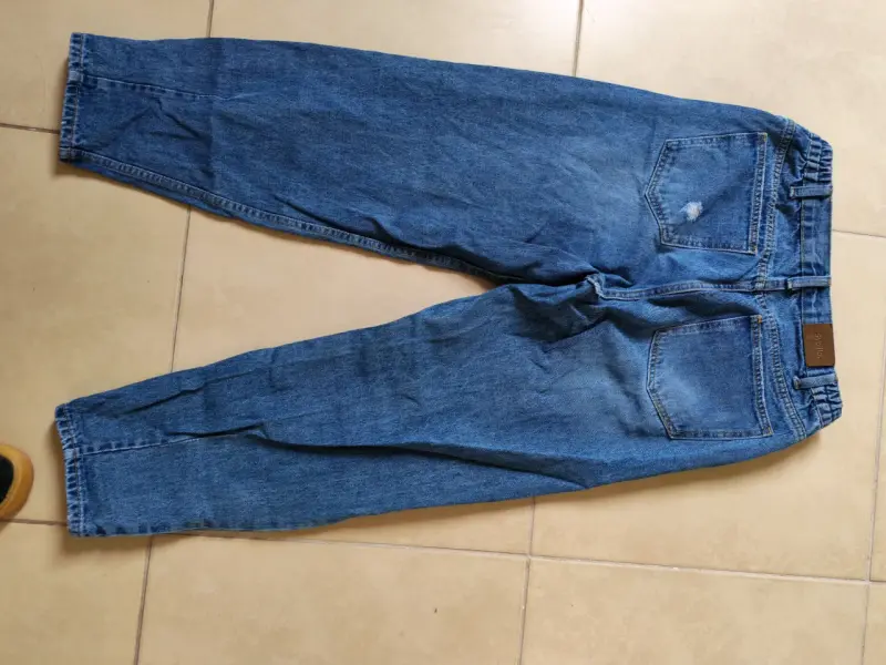 Jeans azules con desgaste - 2