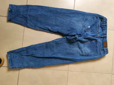 Jeans azules con desgaste - miniatura 2