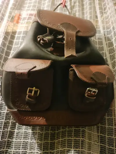 Mochila de cuero tonos café claro y café oscuro. - miniatura 2
