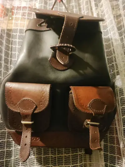 Mochila de cuero tonos café claro y café oscuro. - miniatura 3
