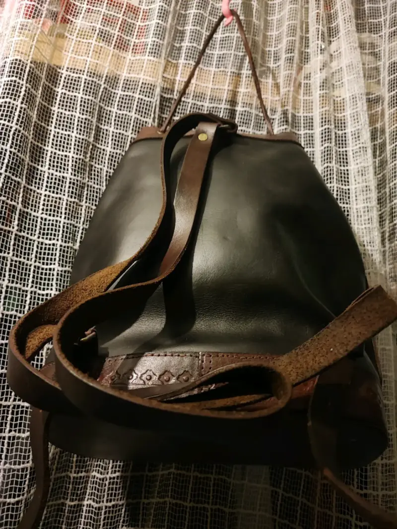 Mochila de cuero tonos café claro y café oscuro. - 4