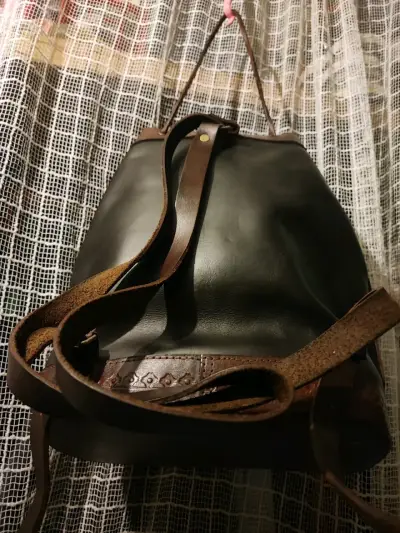 Mochila de cuero tonos café claro y café oscuro. - miniatura 4