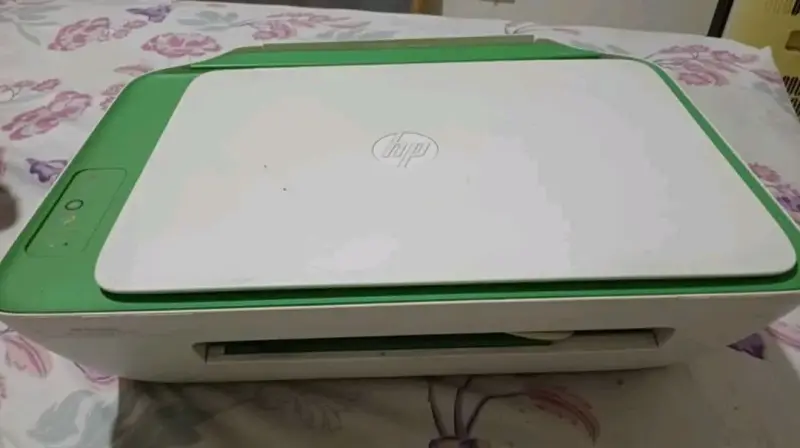 Impresora HP blanca y verde - 2