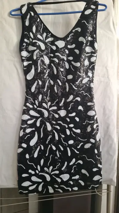 Vestido negro con lentejuelas - miniatura 1