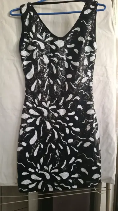 Vestido negro con lentejuelas - miniatura 2