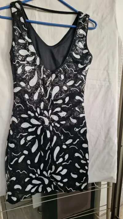 Vestido negro con lentejuelas - miniatura 3