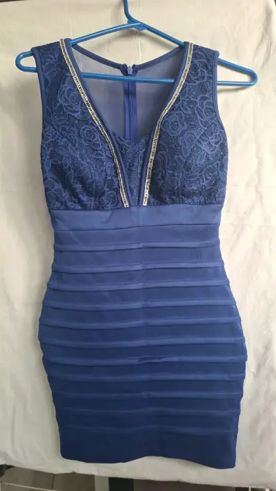Vestido azul elegante con encaje - miniatura 1