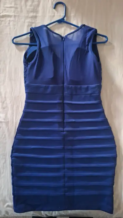 Vestido azul elegante con encaje - miniatura 2
