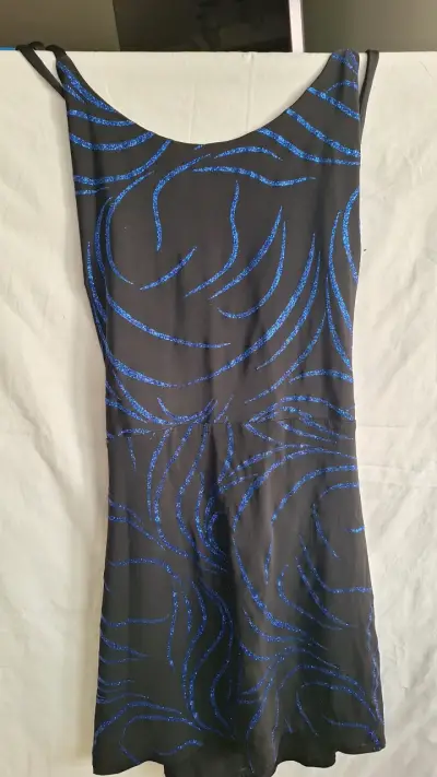 Vestido negro con diseño azul - miniatura 1