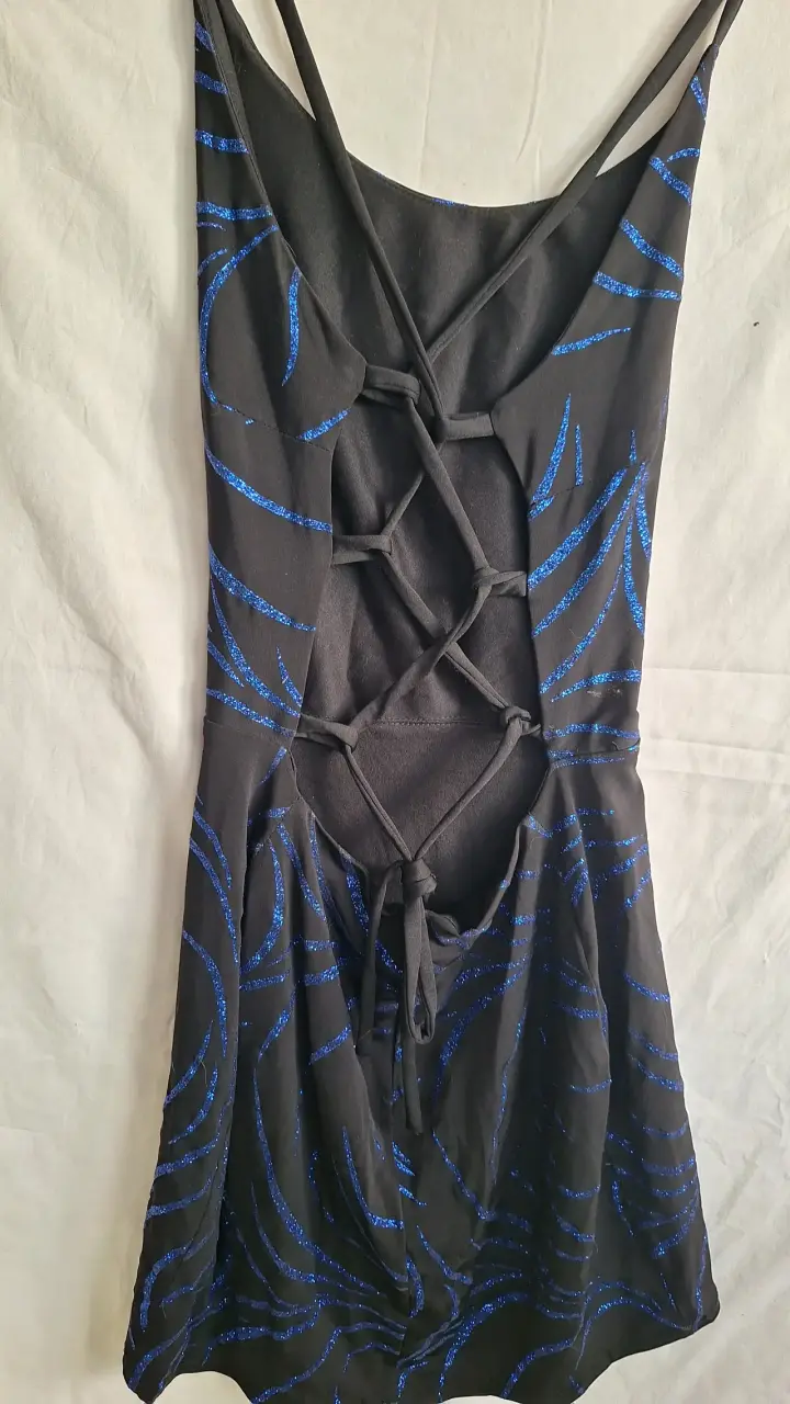 Vestido negro con diseño azul - 2
