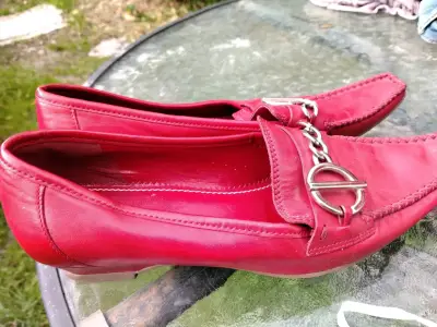 Mocasines rojos con detalle metálico - miniatura 1