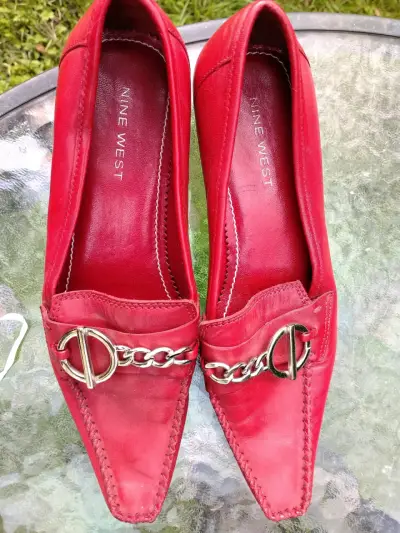 Mocasines rojos con detalle metálico - miniatura 2