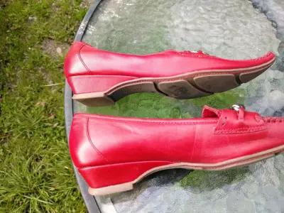 Mocasines rojos con detalle metálico - miniatura 3