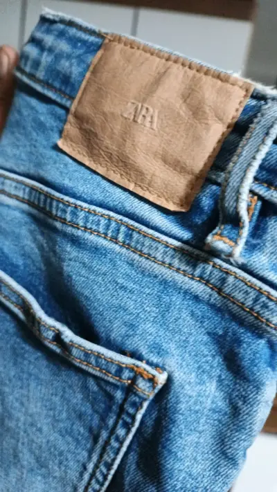 Jeans azules marca ZARA - miniatura 1