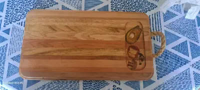 Tabla de cortar de madera y cuchara - miniatura 1