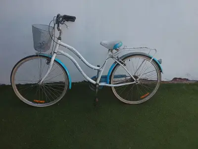 Bicicleta de paseo blanca y azul - miniatura 3