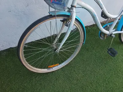 Bicicleta de paseo blanca y azul - miniatura 4
