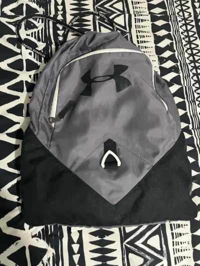 Mochila Under Armour gris y negra - miniatura 1
