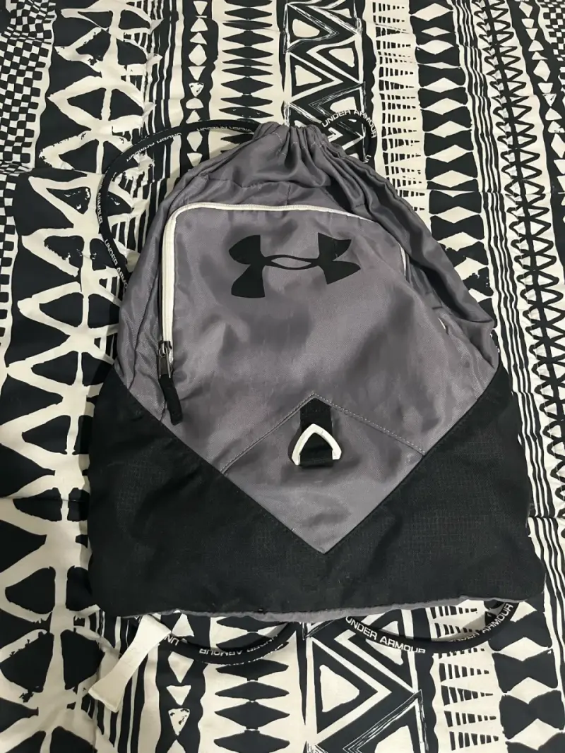 Mochila Under Armour gris y negra - 2