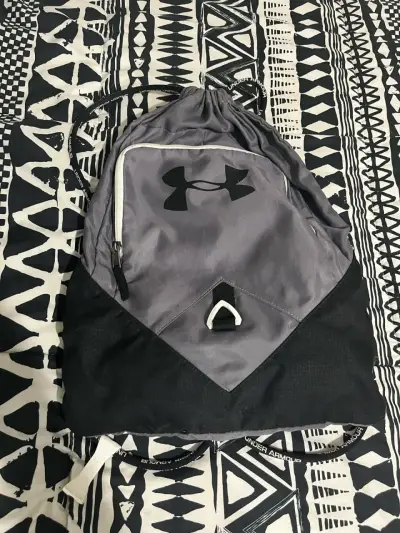Mochila Under Armour gris y negra - miniatura 2