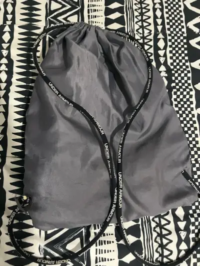 Mochila Under Armour gris y negra - miniatura 3