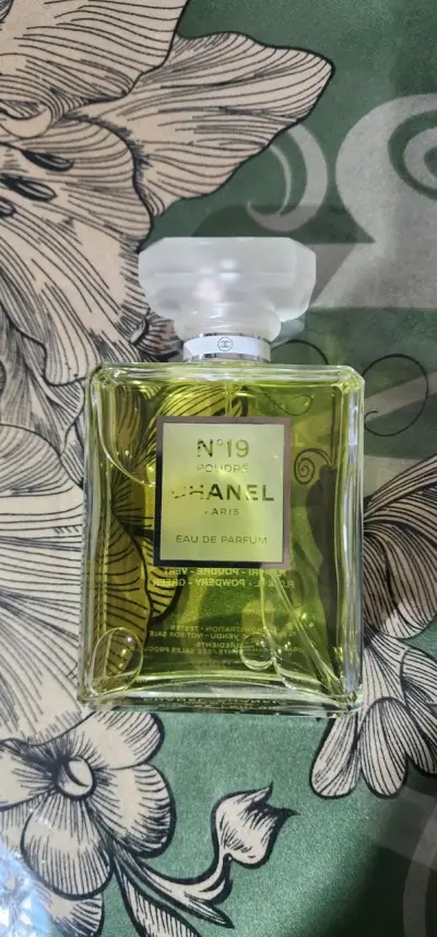 Perfume Chanel No. 19 Poudré - miniatura 1