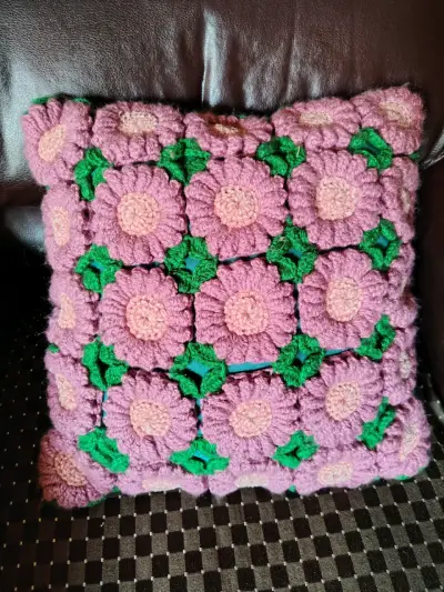 Cojín de crochet floral rosa - miniatura 1