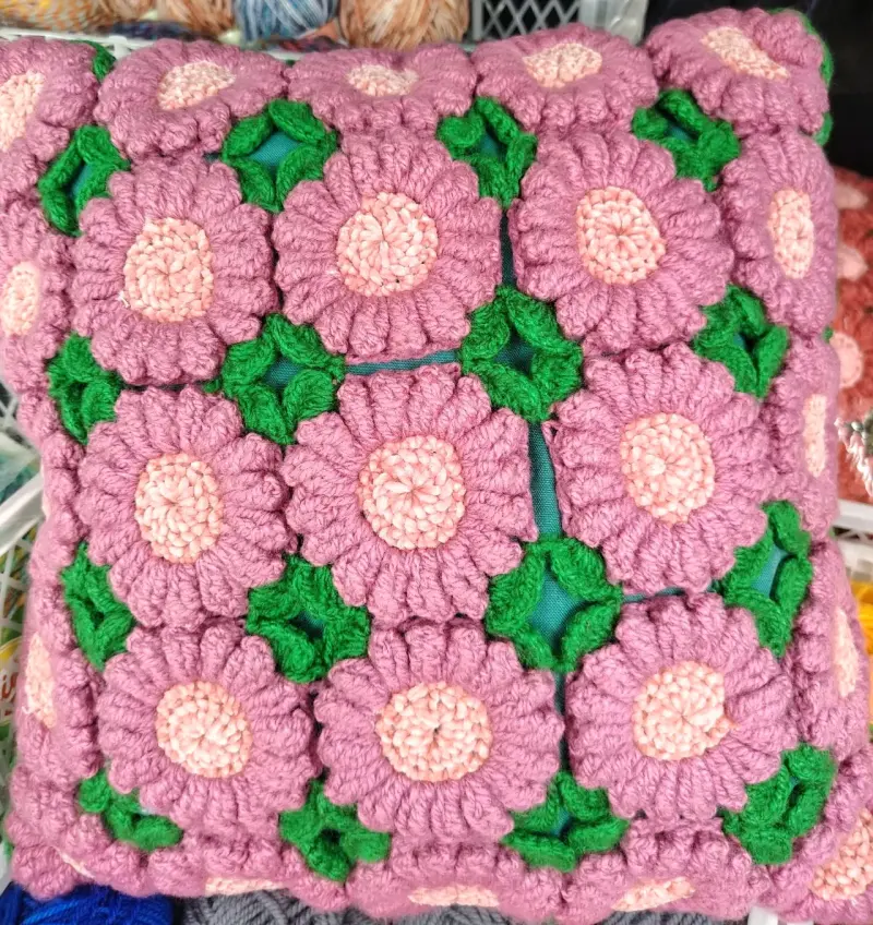 Cojín de crochet floral rosa - 2
