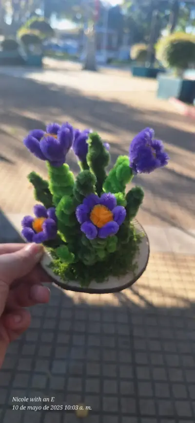 Arreglo floral decorativo artesanal - miniatura 1