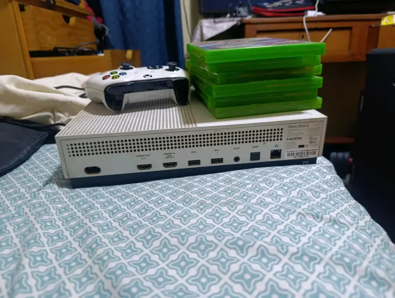Consola Xbox One S + 4 juegos - 3