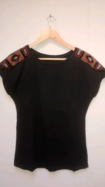 Polera negra con detalle artesanal - miniatura 1