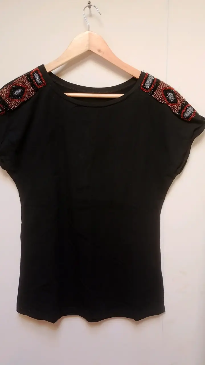 Polera negra con detalle artesanal - 2