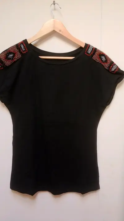 Polera negra con detalle artesanal - miniatura 2