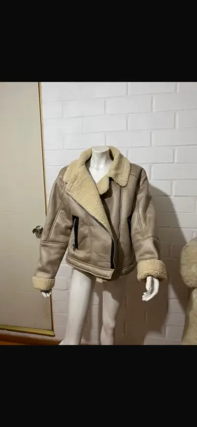 Chaqueta beige con forro de lana - miniatura 1