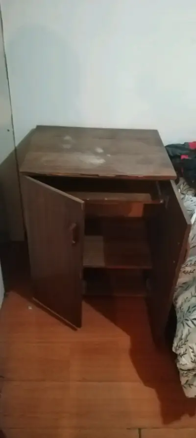 Mueble de madera con puertas - miniatura 1